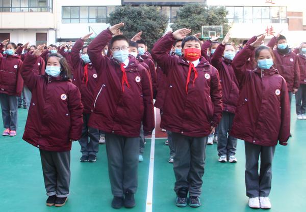 4面向国旗敬礼 4面向国旗敬礼